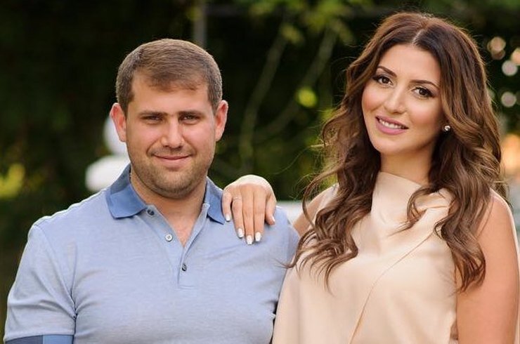 За Илана (32) Жасмин (41) вышла замуж в 2011-м. А когда грянул арест, уверяла: "Муж - честный человек!" Источник фото Cosmopolitan