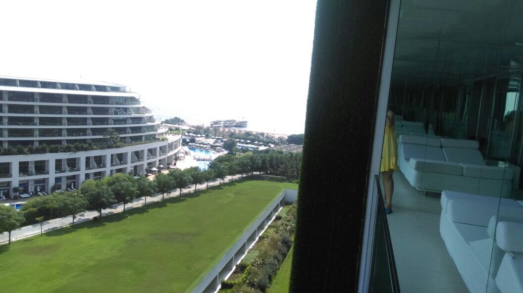 На балконе большой диван, у всех номеров есть вид на море.