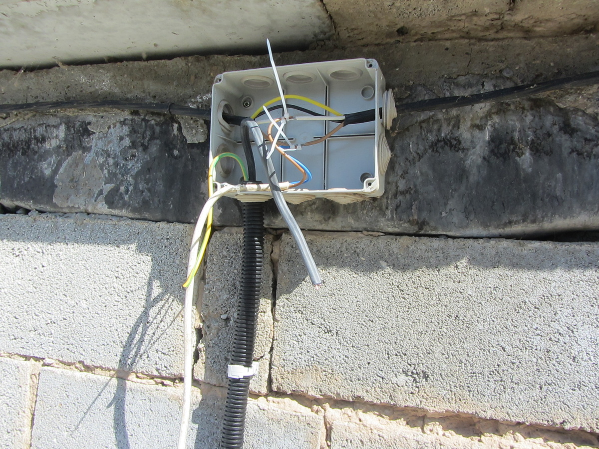 временное присоединение выполнено с помощью стяжек...