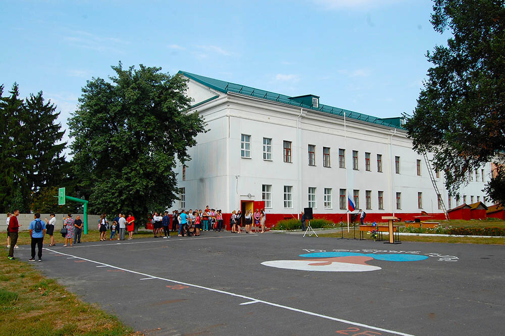 К началу учебного года разметку на площадке обновили, саму площадь вымели. В общем - все было готово. И даже играла музыка.