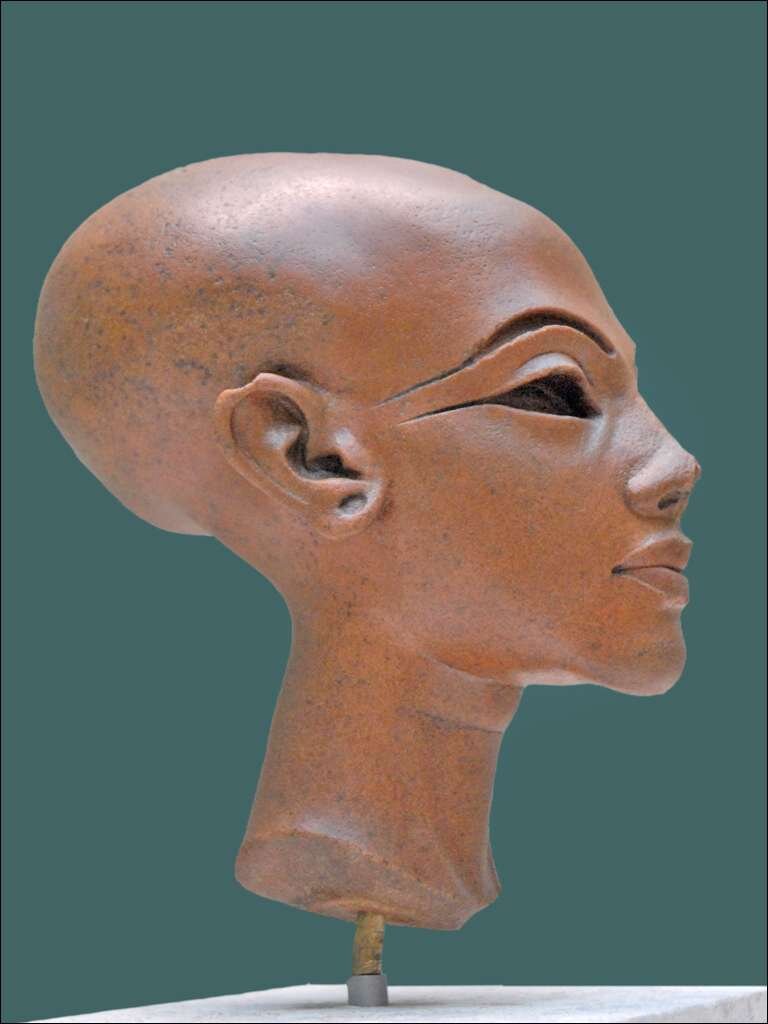 Почему голова вытянутая. Меритатон дочь Нефертити. Удлиненный череп Нефертити. Эхнатон фараон Египта череп. Яйцеголовые Нефертити.