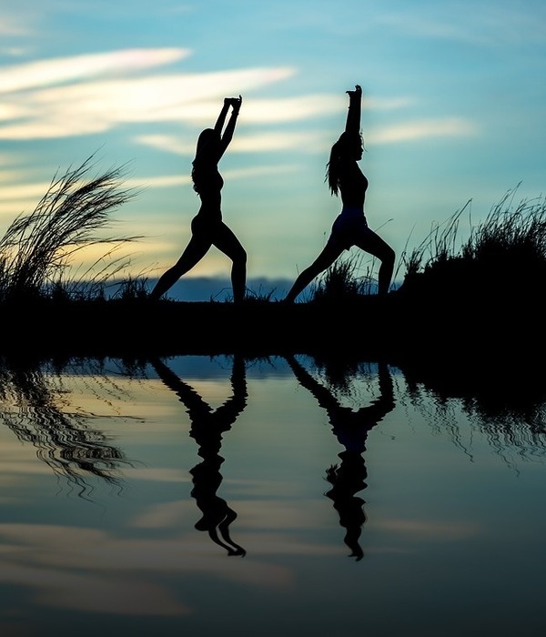 https://cdn.pixabay.com/photo/2016/11/14/03/17/yoga-1822476_960_720.jpg