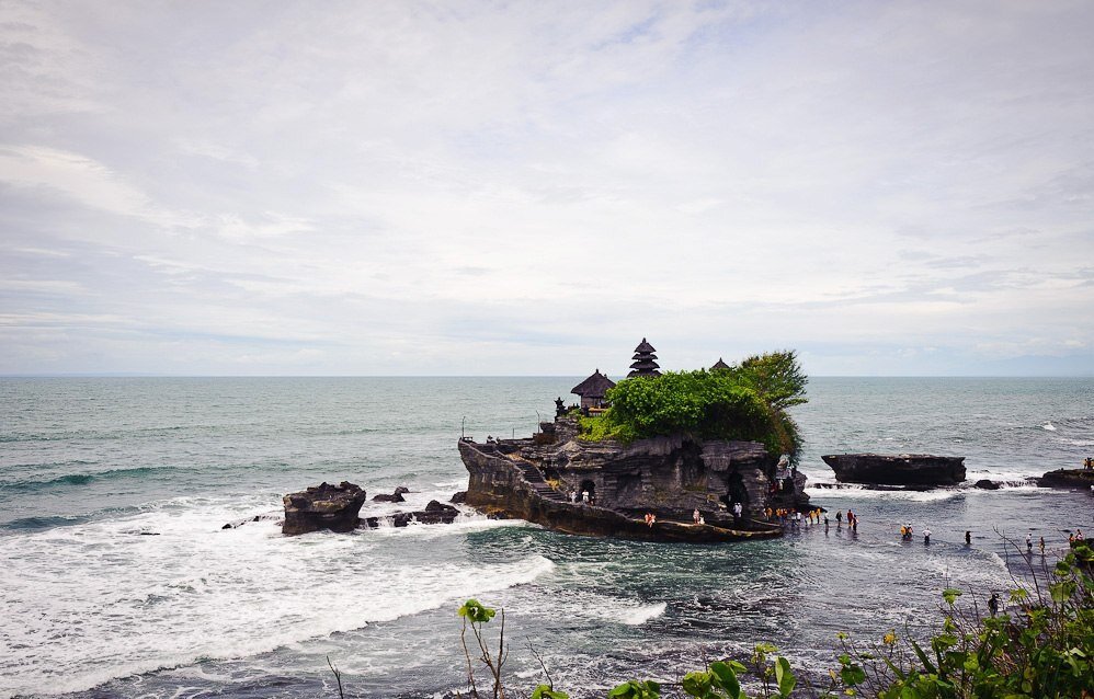 Название храма переводится дословно как  "Земля в воде".