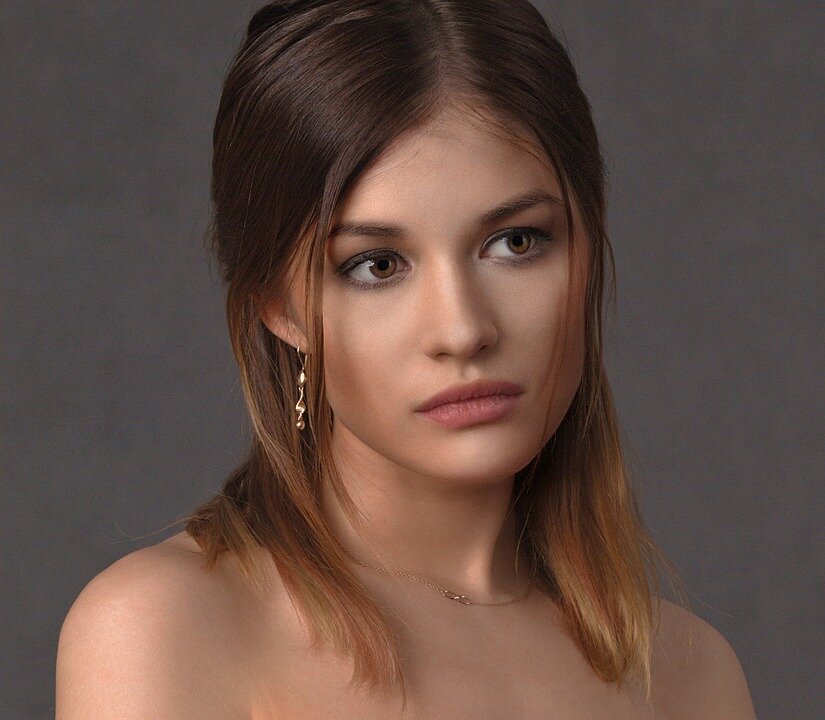https://cdn.pixabay.com/photo/2017/11/19/07/30/girl-2961959_960_720.jpg