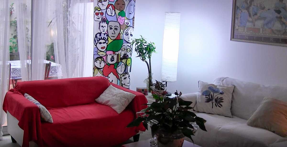 Уютная гостиная на первом этаже с выходом в собственный дворик