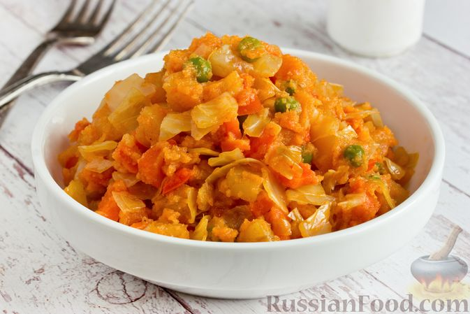 капуста белокочанная, картофель, морковь, перец сладкий, горошек зеленый мороженый, крупа манная, томат-паста, карри, паприка молотая, имбирь молотый, куркума, лавровый лист, соль, масло подсолнечное, вода
