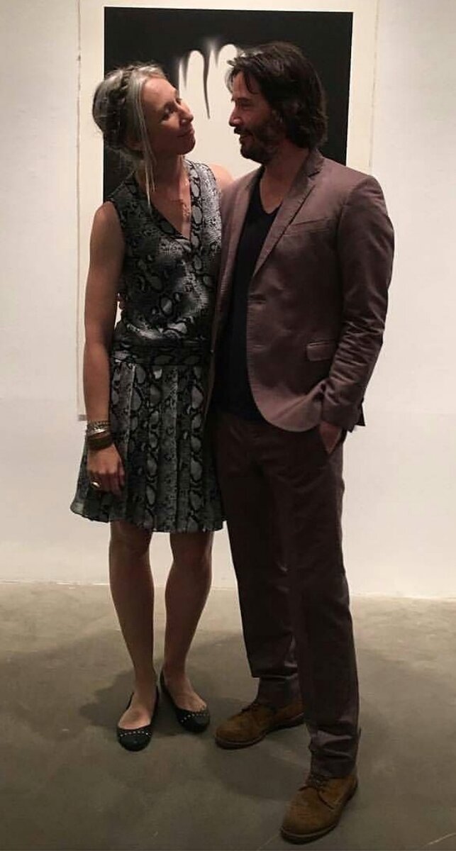 Александра сопровождала его во время тура с пиар-кампанией фильма «Джон Уик 3», а когда им приходится расставаться из-за съемок актера, Грант и Ривз сильно скучают друг по другу.