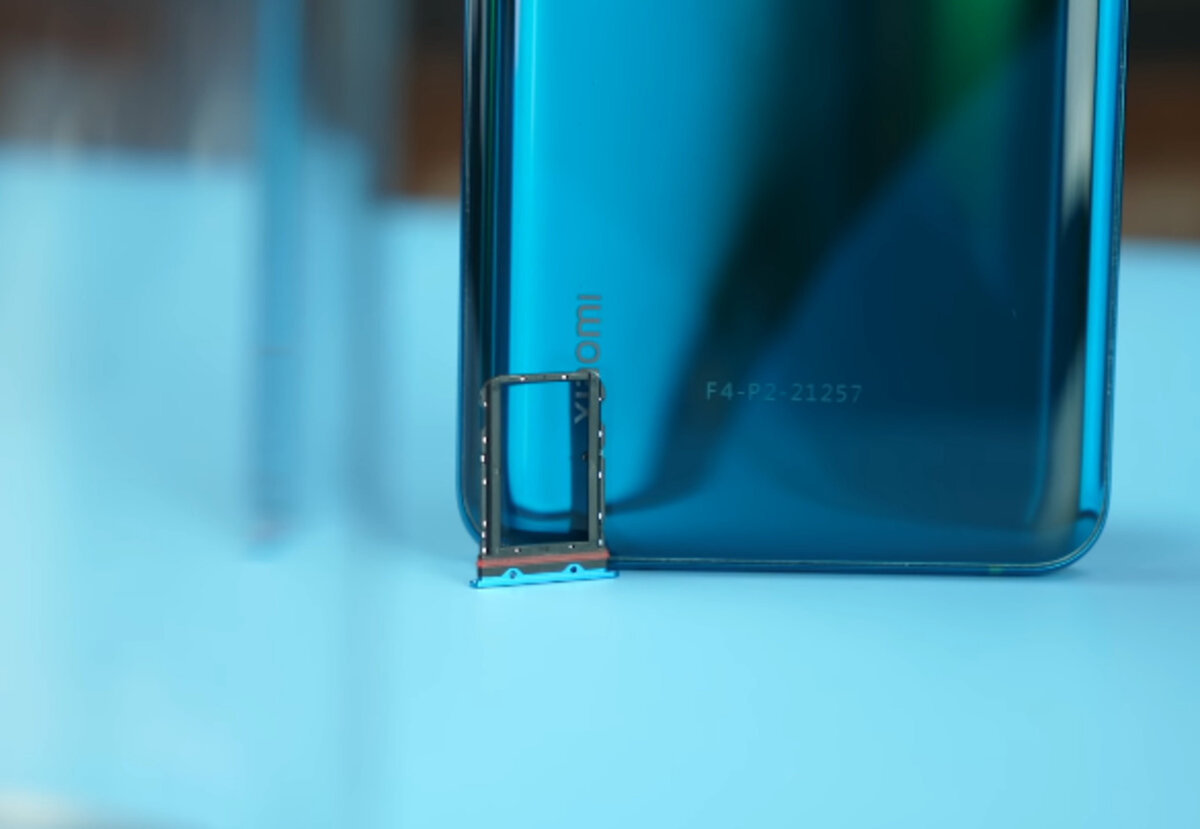 Xiaomi Mi Note 10 оснащен емким аккумулятором но SD карту в него не поставишь