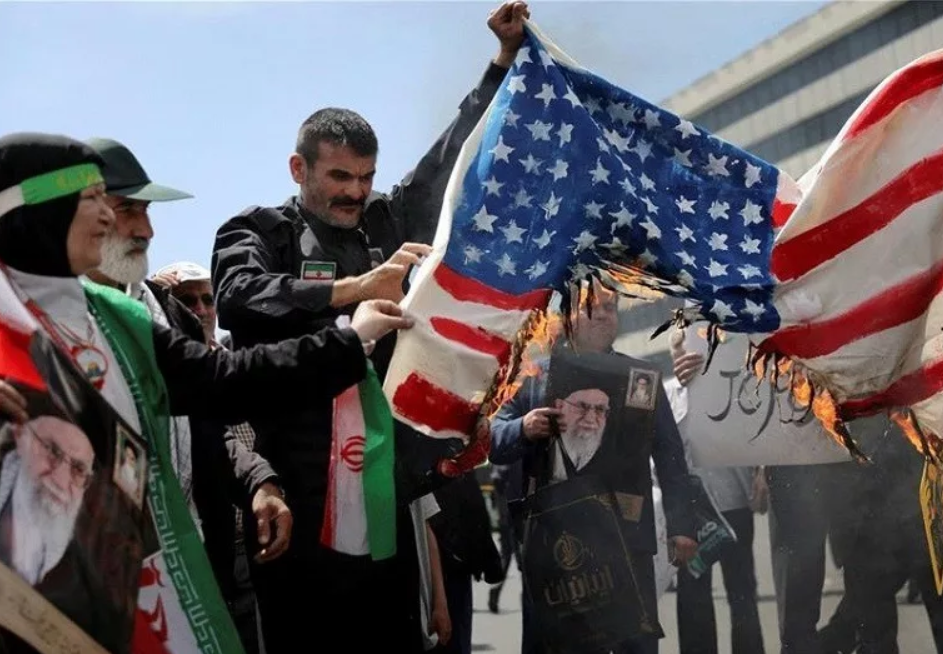Иранские военные жгут ненавистный флаг США