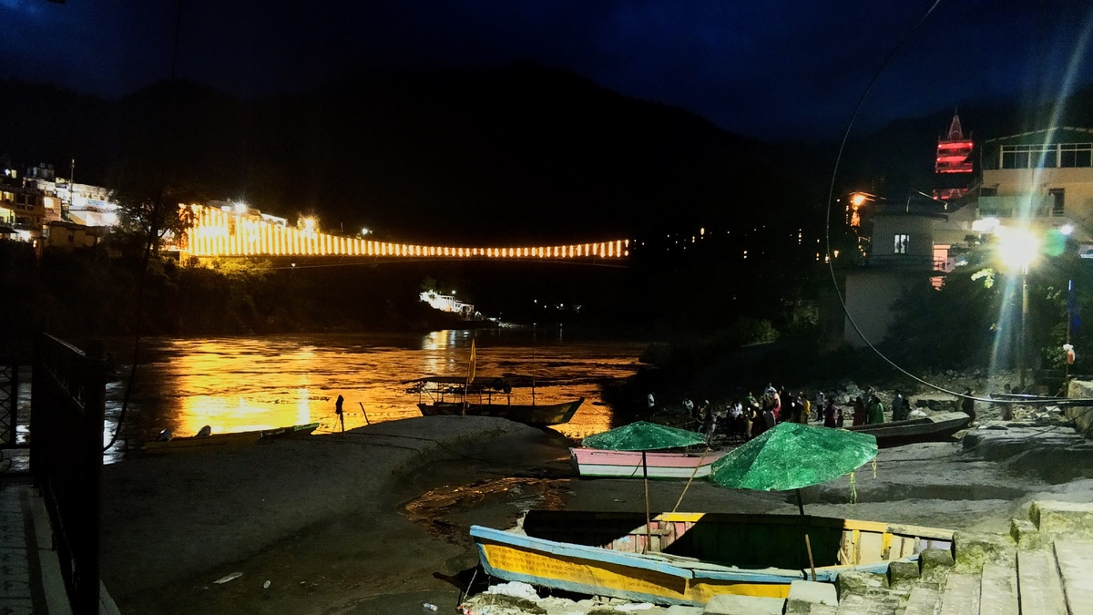 Вид на мост через Гангу от храма Ганге 