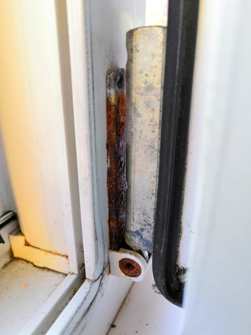 Вот вариант когда вода течет из профиля  через отверстия для саморезов которые держат петлю. 