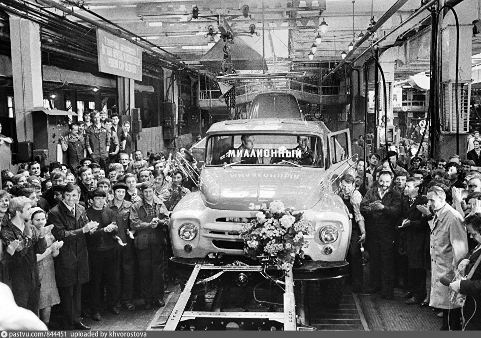 Автозавод ЗИЛ, фото взято из галереи Яндекс.Картинки