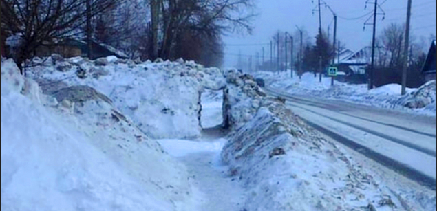 Туннель в сугробе для прохода людей.