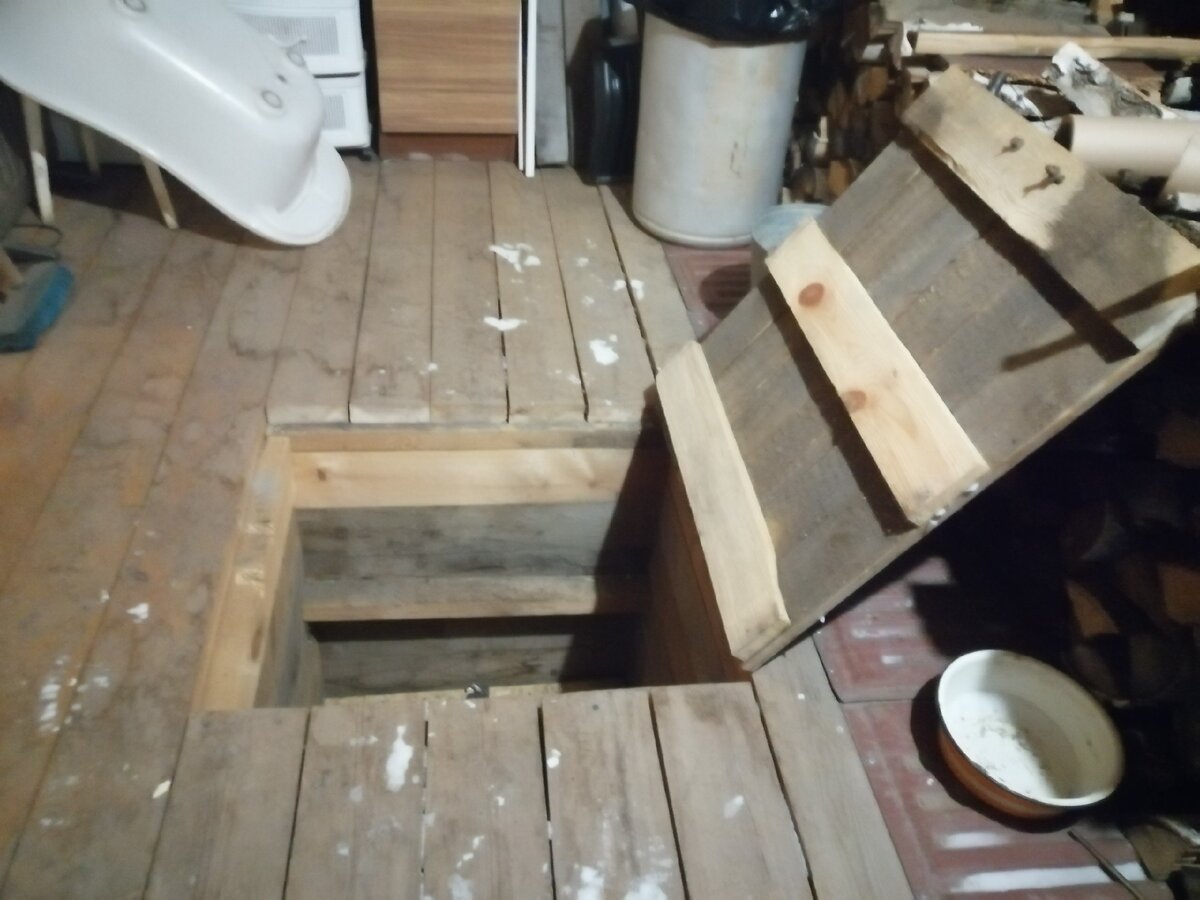 Лаз в хранилище нажитого непосильным трудом. 