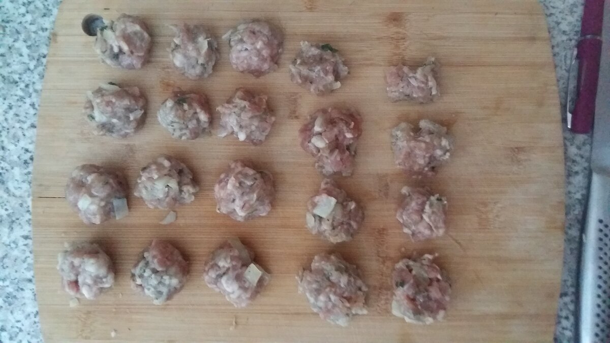 Размораживаем. В фарш по желанию можете добавить соль и приправы по вкусу. Мелко нарезать лук и перемешать.Смачиваем руки маслом (одну/две столовые ложки). Катаем фрики. 