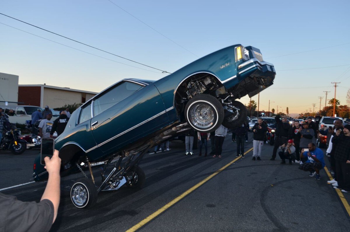 Уличное шоу лоурайдеров