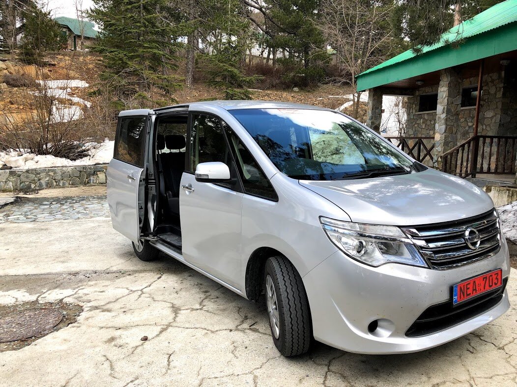 Арендованный автомобиль. Красные номера означают что это авто в аренде.
