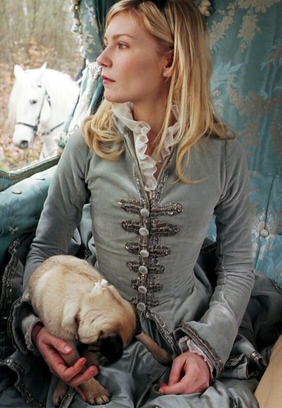 кадр из фильма "Мария-Антуанетта" 2006г.