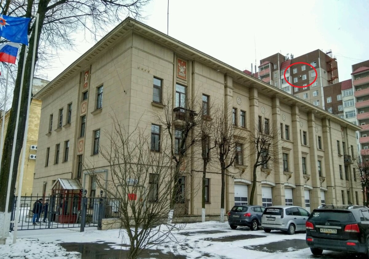 Хотя фасад этого дома на улице Севастьянова выходит во двор, но его легко можно увидеть с проезжей части. Раз кондиционер заметен с улицы, значит, установлен незаконно.