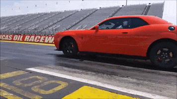 Демон настолько мощный, что с салона у него при разгоне отрывается нос от земли