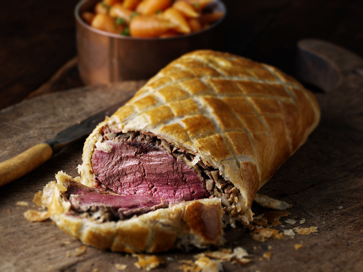 Мясо в тесте в духовке. Стейк веллингтон. Мясо в тесте как называется. Говядина "веллингтон" с грибами. Биф веллингтон мясо.