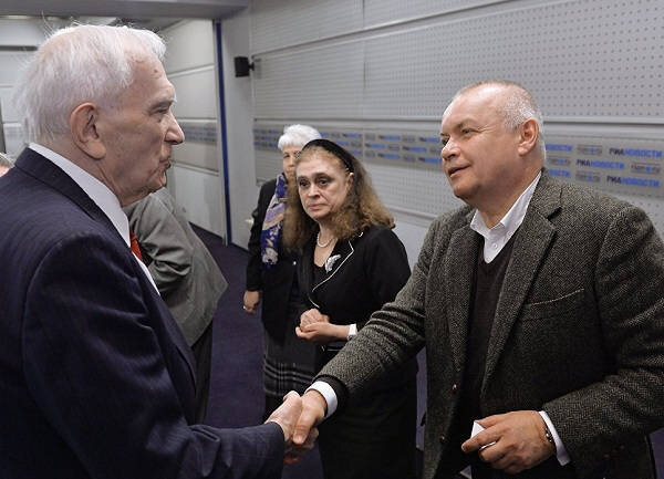 С известным пропагандистом)