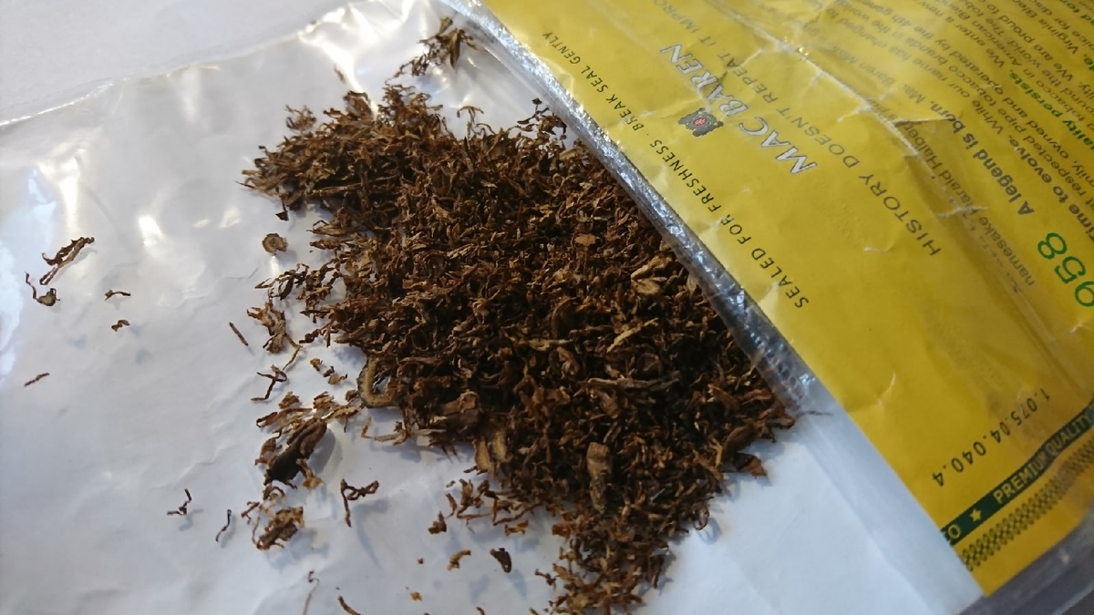 отличный, чуть сладковатый аромат бьёт из кисета при первом открытии