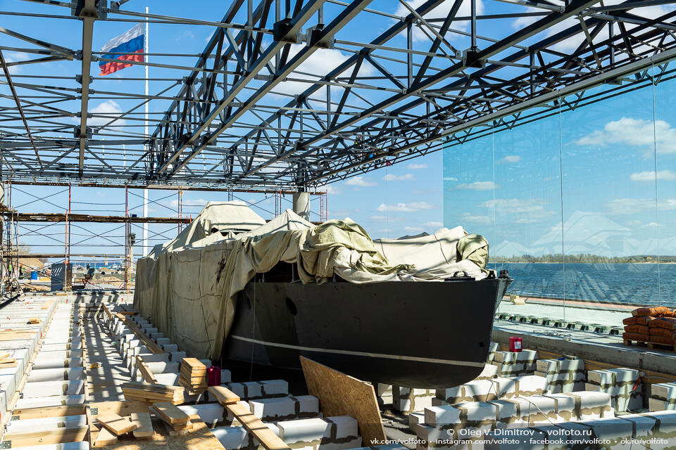 Строящийся павильон с бронекатером БК-31