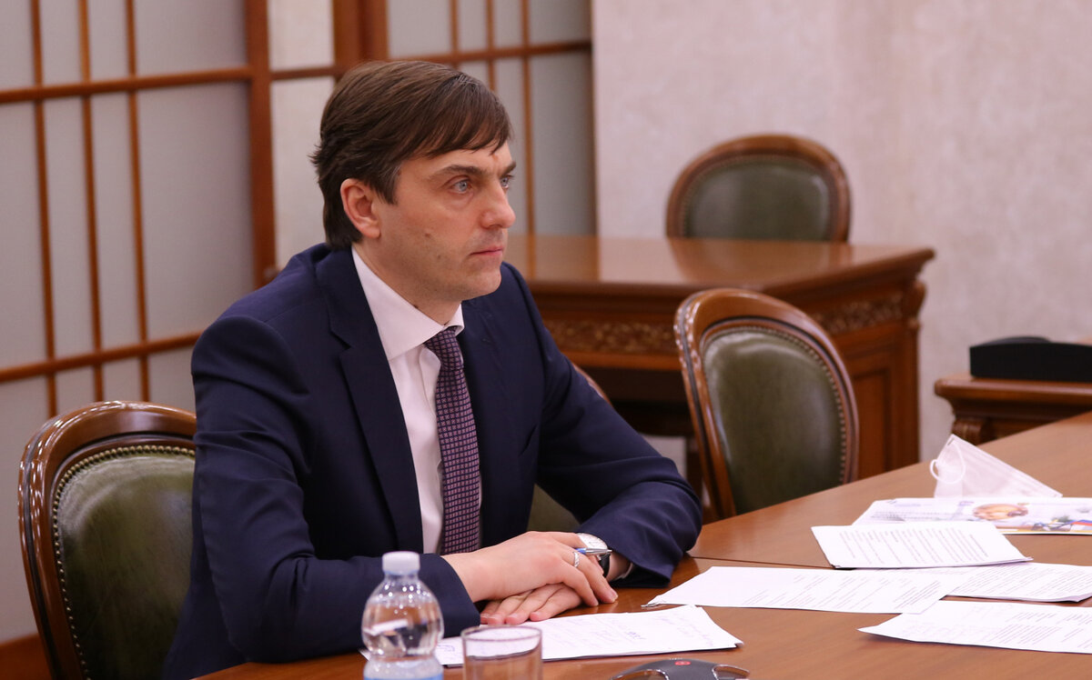 Министр Кравцов во время совещания. Источник: edu.gov.ru