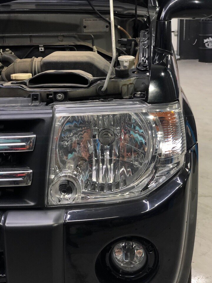 Можно подумать, что фару заменили) Но нет. Ее отполировали наши мастера.