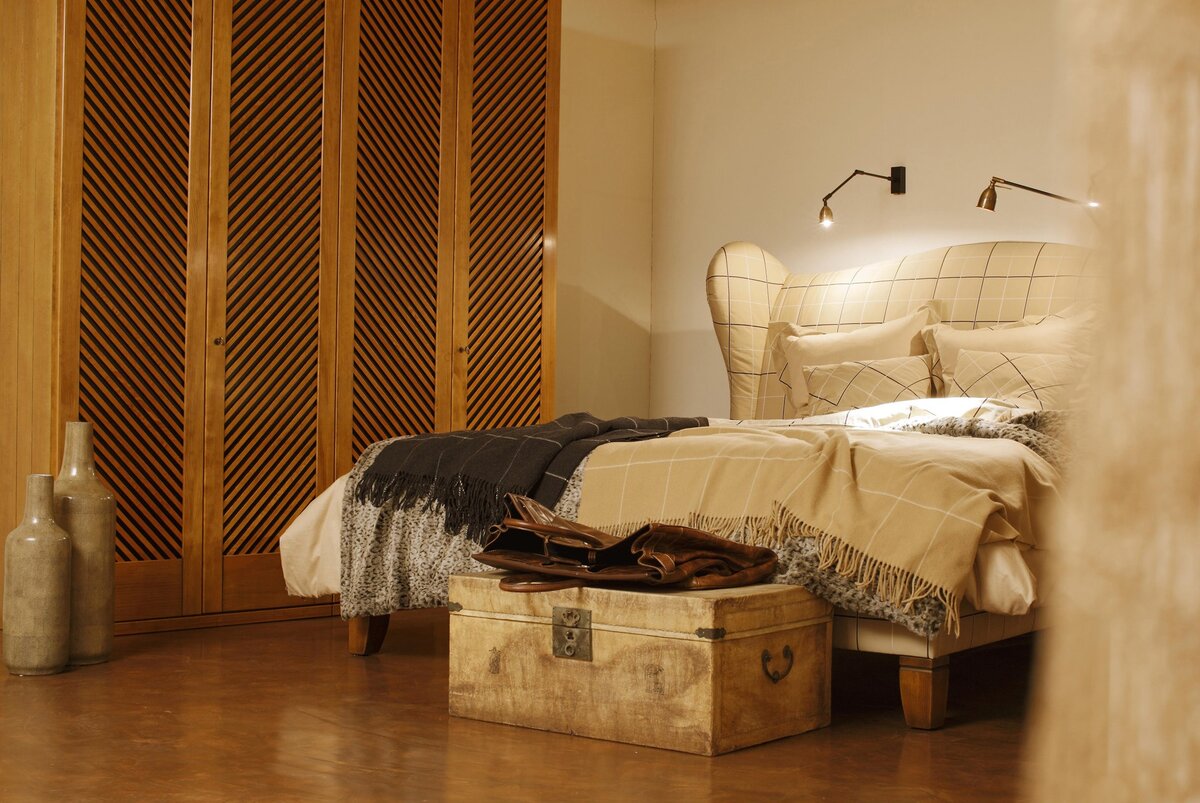 Интерьер составлен из разных оттенков бежевого цвета различных рисунков и текстур. Выглядит умиротворяюще, но точно не скучно.