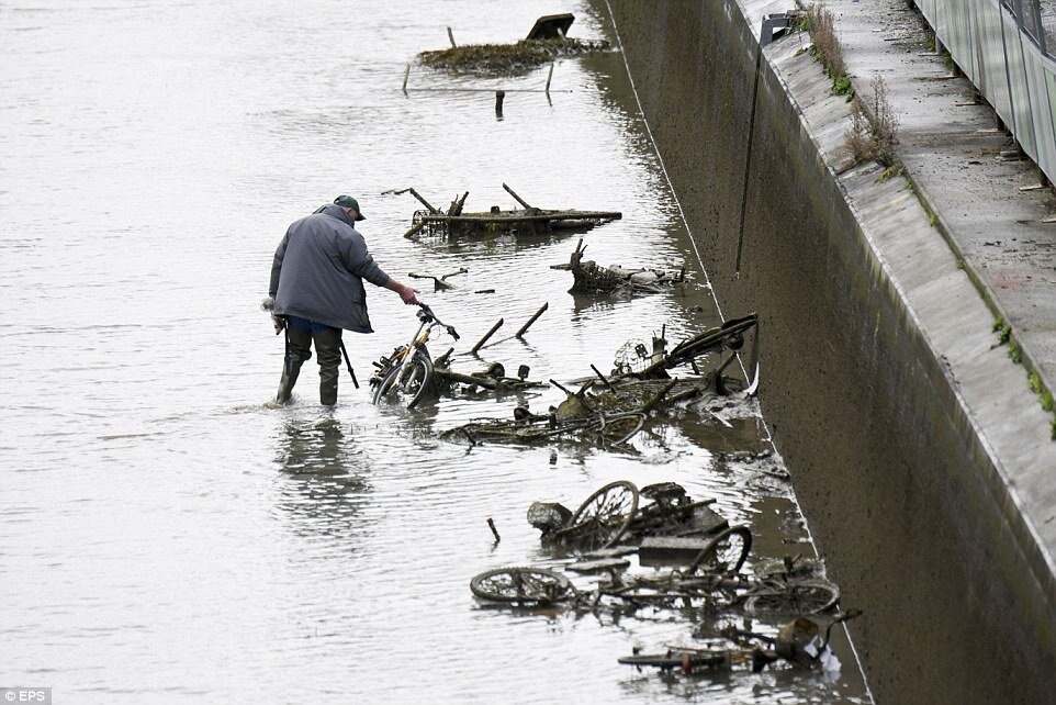 Источник фото: https://www.dailymail.co.uk/news/article-3385889/From-old-radios-CAR-Paris-city-chiefs-drain-iconic-canal-time-15-years-uncover-host-discarded-debris.html