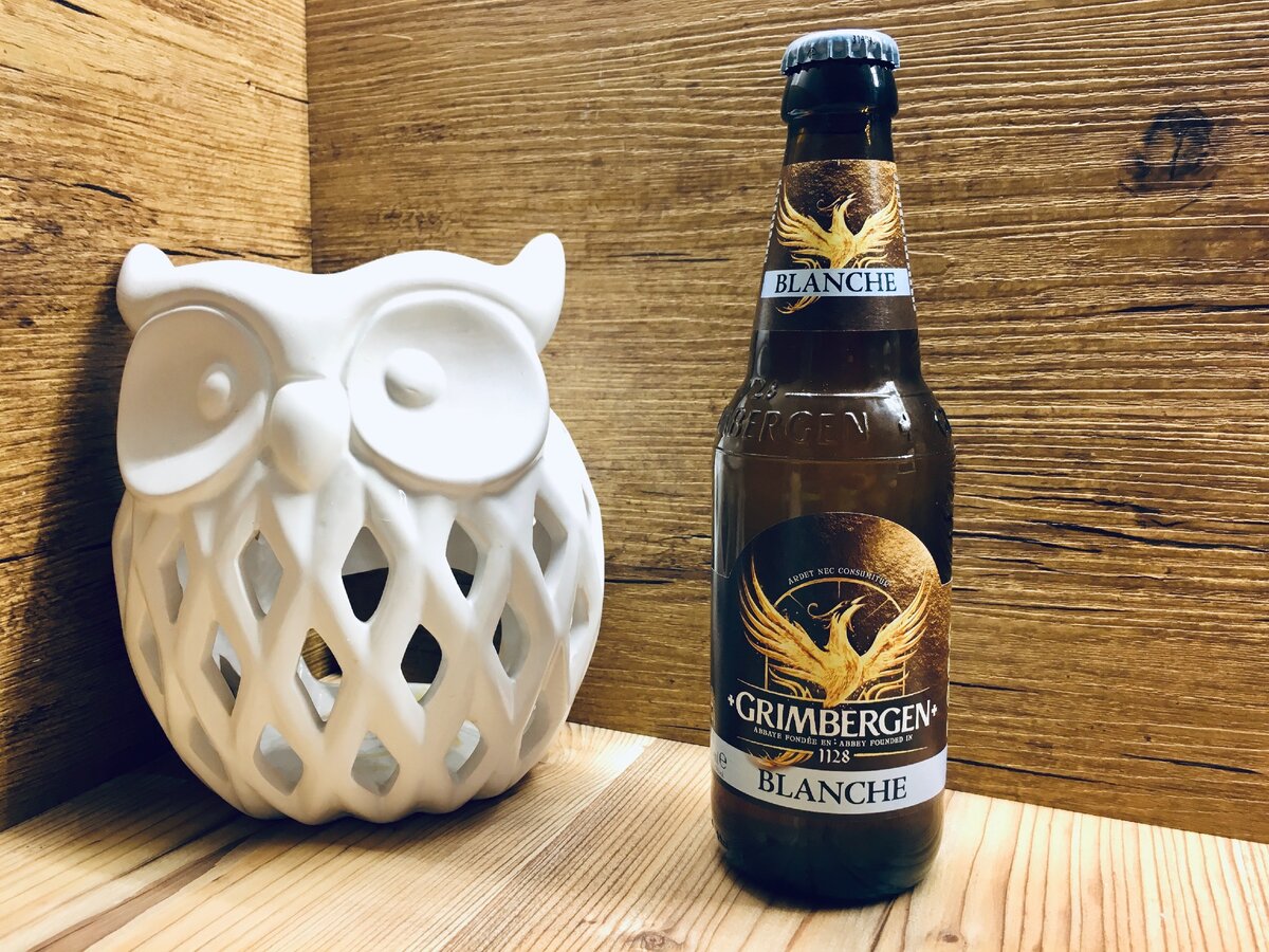 Пиво Grimbergen Blanche в стеклянной бутылке.