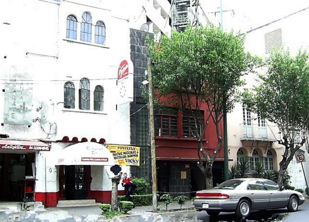 В красном доме жили мы.