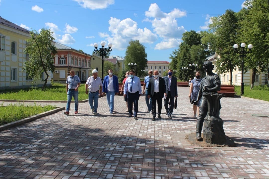 Погода в полевском сегодня. Площадь Бажова Полевской скульптура.