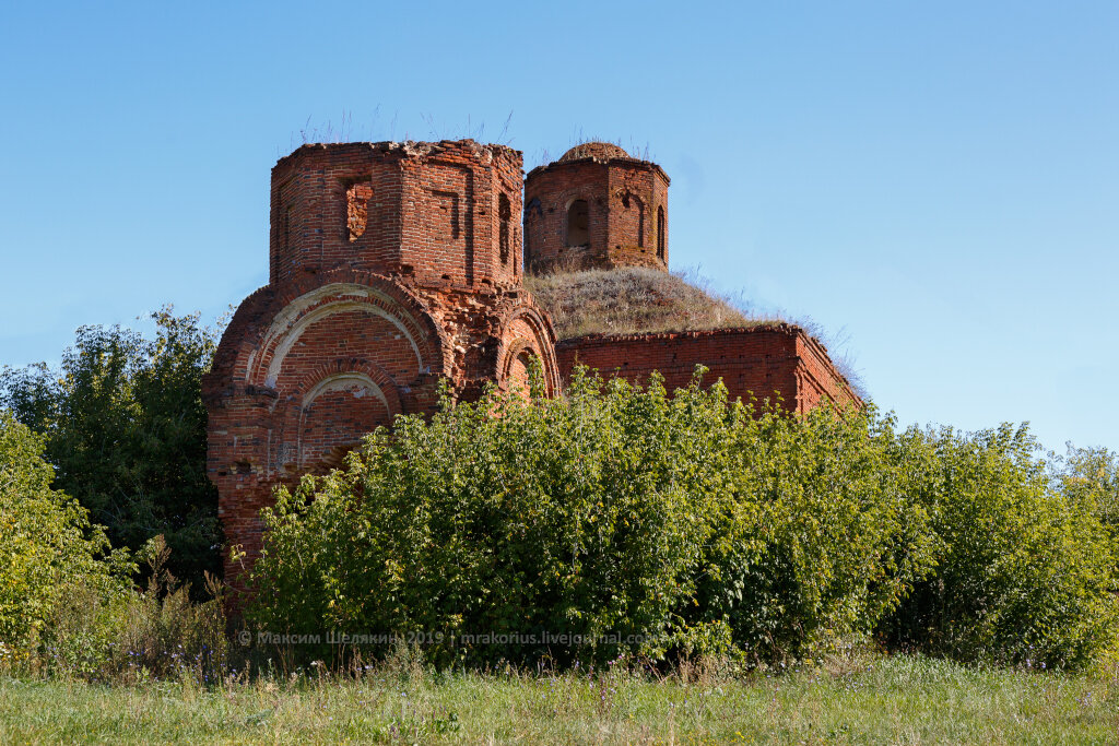 1. Останки храма заросли клёнами, почти не подойти.