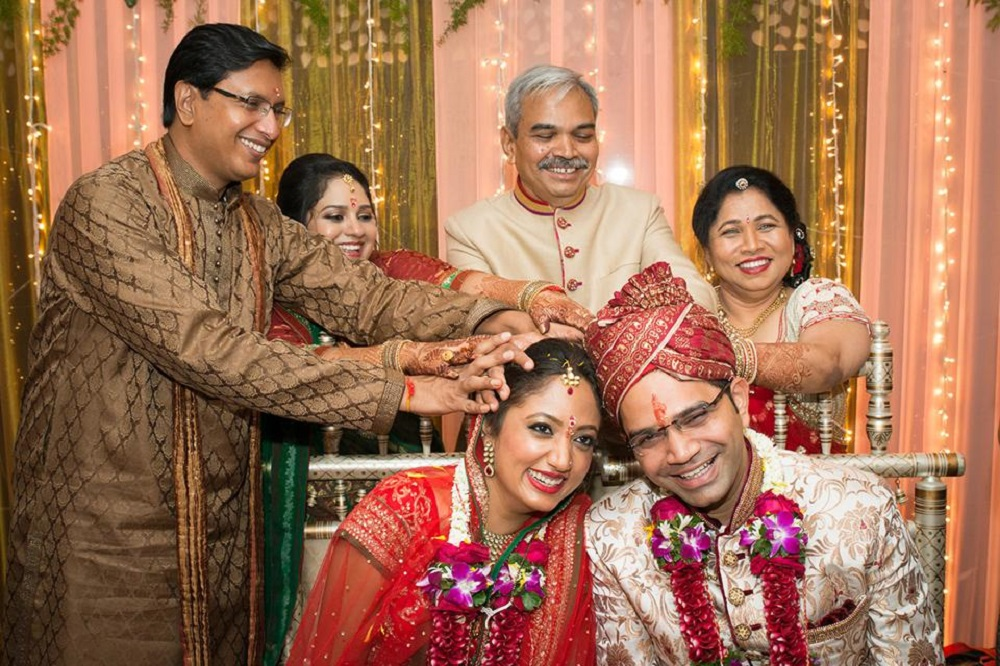 Индийское общество было. Семейные традиции в Индии. Индийская семья. Индийская свадьба. Традиционная индийская семья.