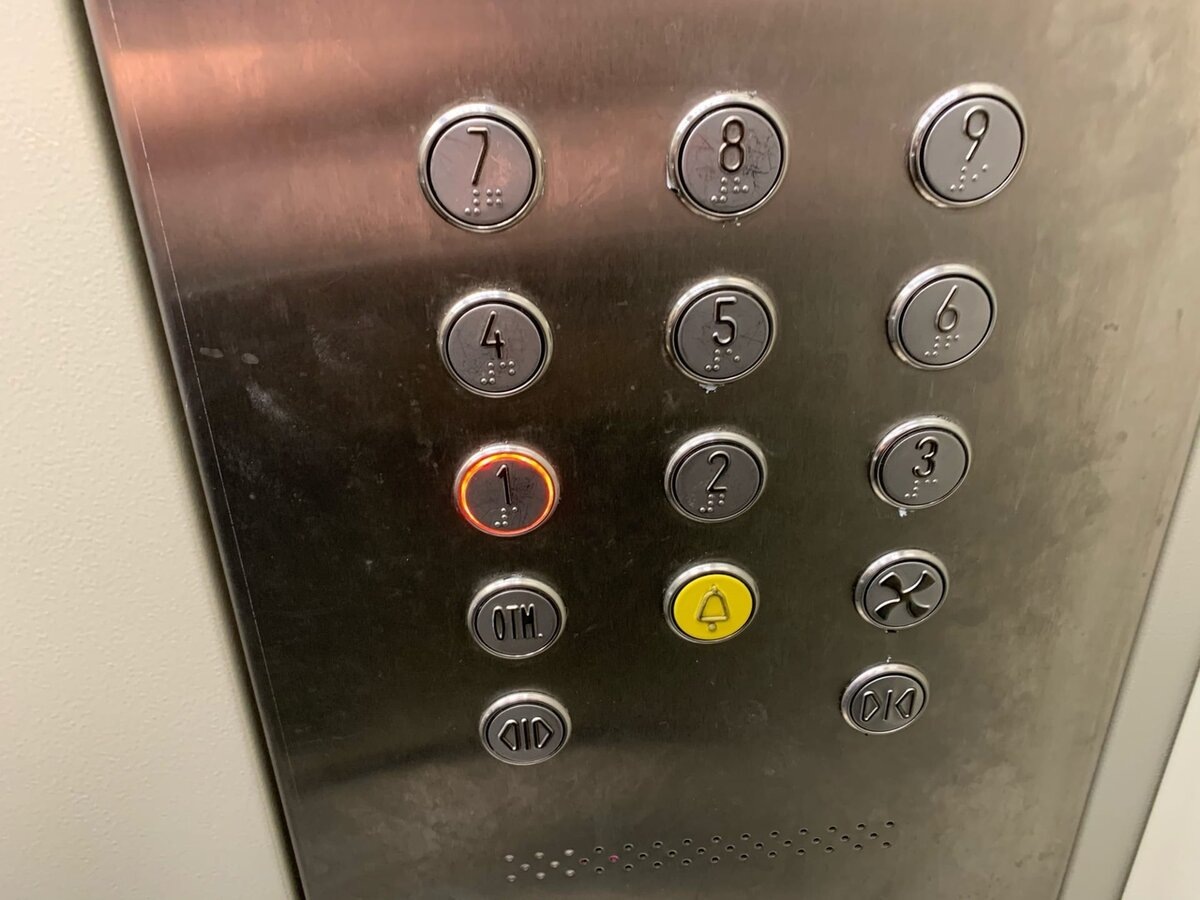 Фото сделано автором (обыкновенный пасажирсий лифт)