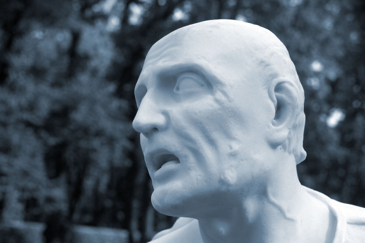 Сенека. Скульптурный бюст. О. Маринали. Начало XVIII века
Да простит нас Луций Анней за столь вольное использование его изображения для иллюстрации статьи с подобной темой - всем известно, что Сенека, будучи известнейшим римским философом-стоиком, сохранил ясность ума, здравость рассудка и верность жизненным принципам до самой смерти  в достаточно преклонном возрасте.