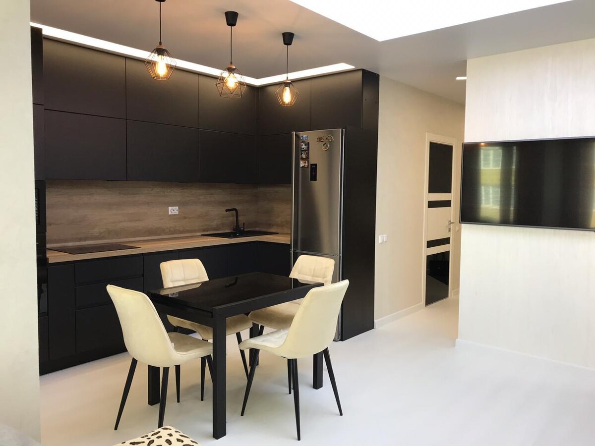 Установка натяжного потолка на кухне. Световая полоса и и подвесные светильники, новый тренд 2020 года.