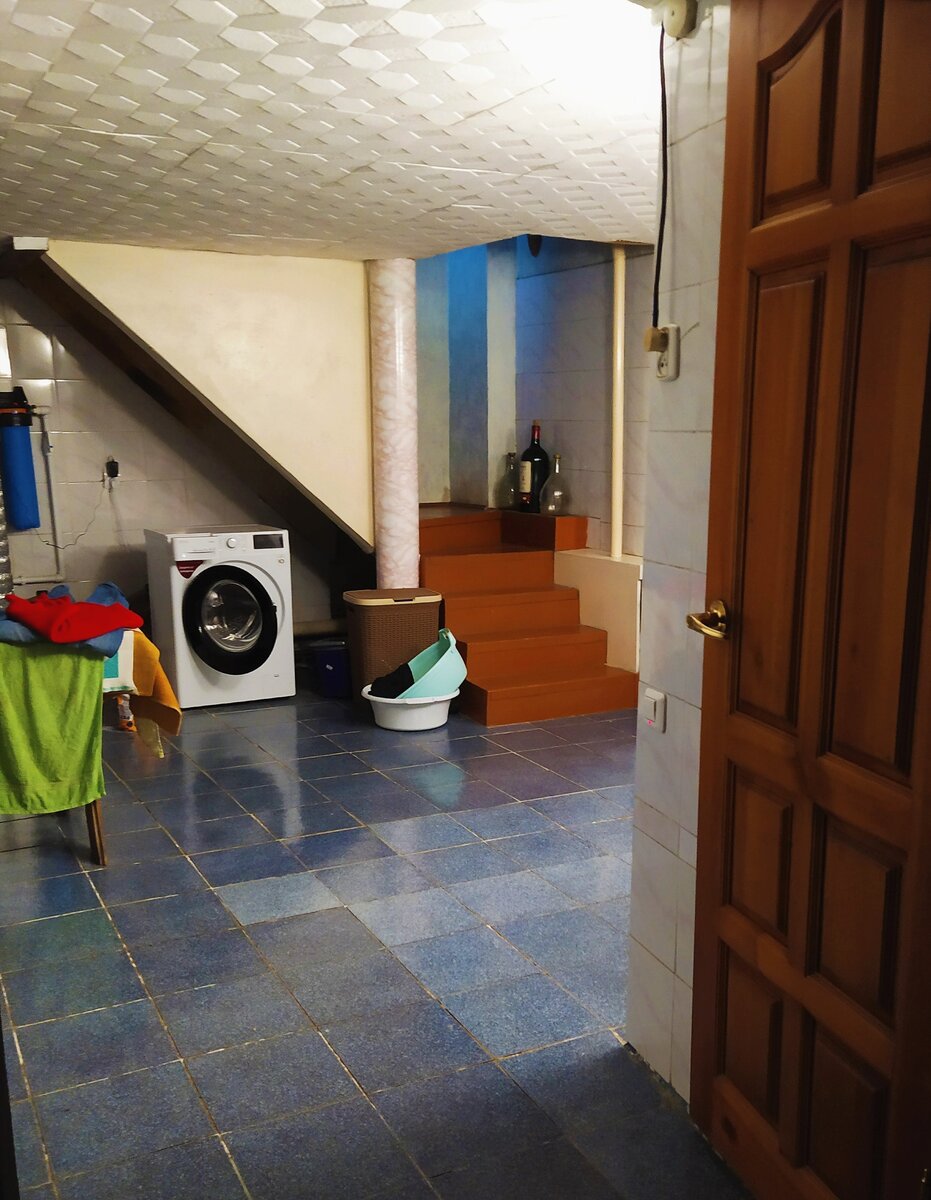 Цокольный этаж под одной половиной дома