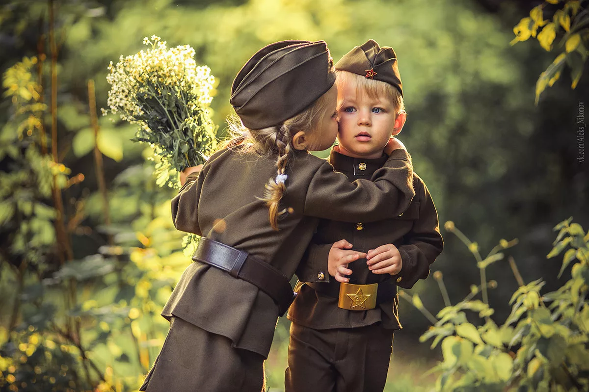 Маленькие дети 9 мая. Малыш в военной форме. День Победы для детей. Детская фотосессия в военной форме. Малыш в солдатской форме.