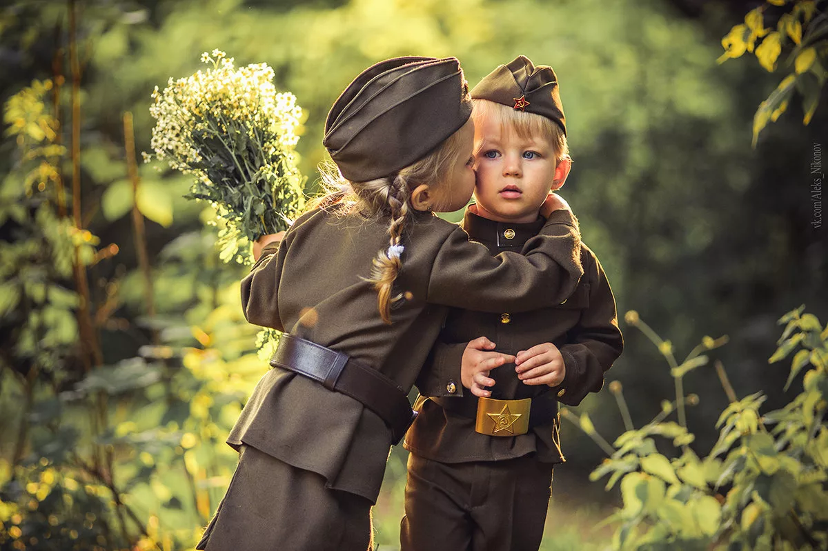 Дни мальчишки. День Победы дети. Дети в военной форме. Детская фотосессия в военной форме. Малыш в военной форме.