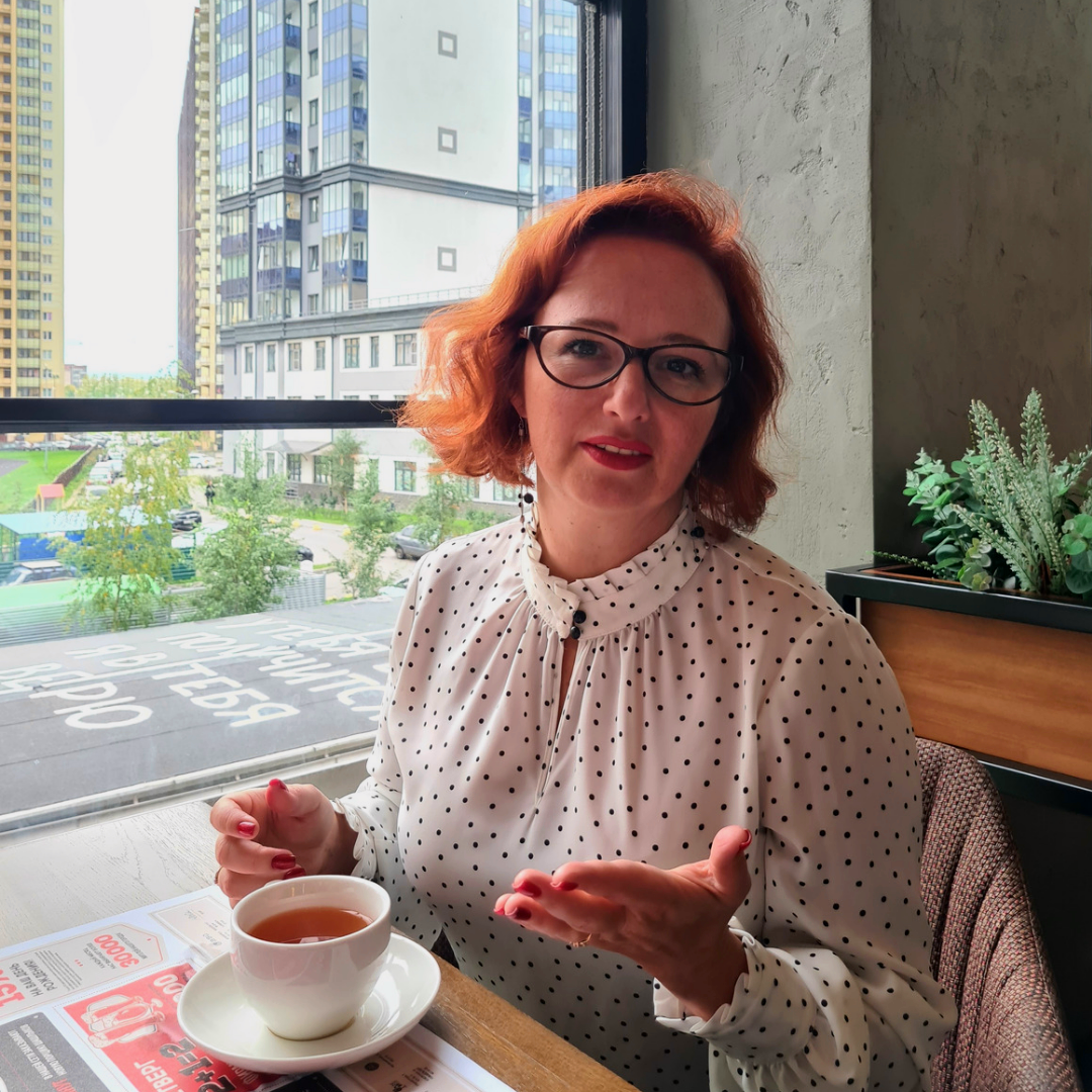 Автор и преподаватель курса: Елена Вертугина - основатель проекта "Живой Английский", старший преподаватель кафедры английского языка института иностранных языков СПбГУ.