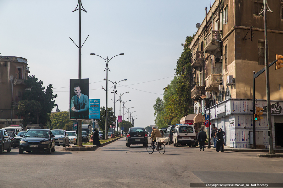 Город в Сирии, половина которого тотально разрушена, а вторая — будто и не было никакой войны6