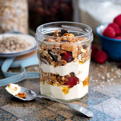  Приготовление:
В миске смешайте овсяные хлопья и орешки или семечки.
В ковшике или маленькой кастрюле смешайте мёд, масло и корицу. Нагревайте до тех пор, пока смесь не станет более жидкой. Снимите с огня и перемешайте.
Медовую смесь вылейте к хлопьям и орехам, хорошо перемешайте. Противень выстелите пергаментом и переложите гранолу.
Выпекайте 15—20 минут при температуре 175 градусов, периодически помешивая.
В готовую гранолу добавьте изюм, клюкву или любые сушёные ягоды.
В миску или стакан выложите гранолу ,полете ее йогуртом,все перемешайте и все,ваш идеальный завтрак готов!
По желанию можете украсить любыми ягодами или фруктами!А хранить готовую гранолу(смесь геркулеса,орехов и вяленых ягод) можете в любой емкости которая у вас есть!
ПРИЯТНОГО АППЕТИТА!!!