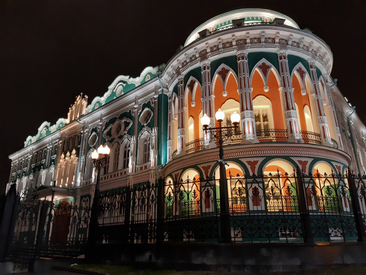 Пишите в комментариях, в каком городе России находится это красивейшее здание