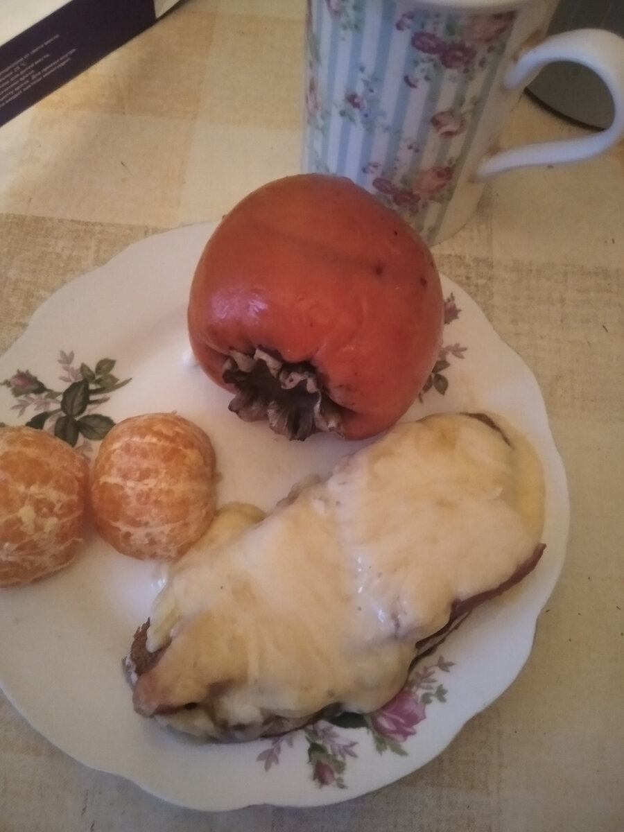 На завтрак горячий бутерброд и фрукты.