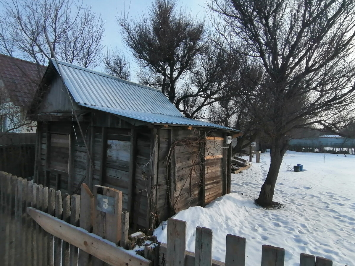 Такой мы увидели нашу дачу впервые. Шалашиком на снежном поле
