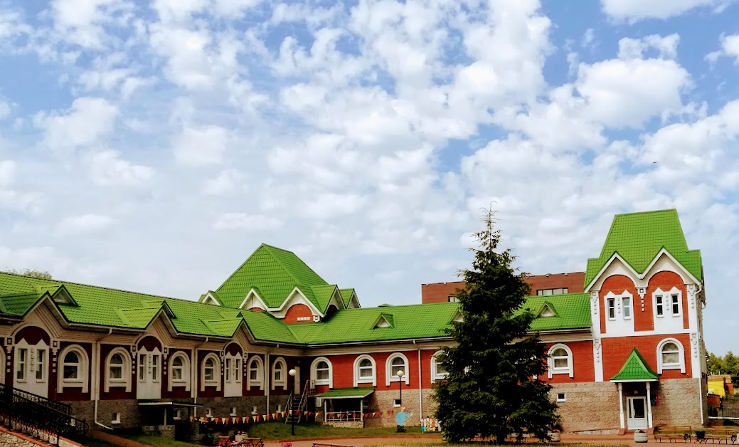 Снаружи прекрасный объединённый комплекс зданий в русско-народном сказочном стиле! Внутри тоже приятный комплекс: и музейная атмосфера, и место для мастер-класса, и торговые точки (естественно, стеклянными ёлочными игрушками)